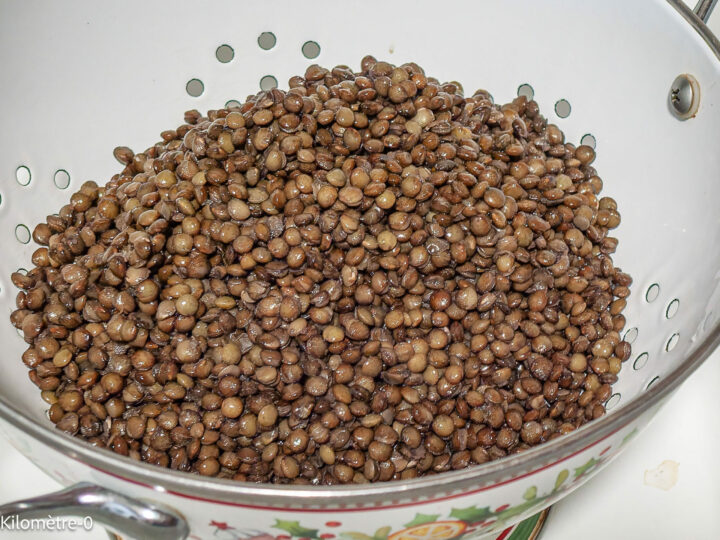 Salade de lentilles aux tomates, concombre, poivrons, câpres et feta : étape 1 — Cuisez des lentilles ou utilisez-en des…