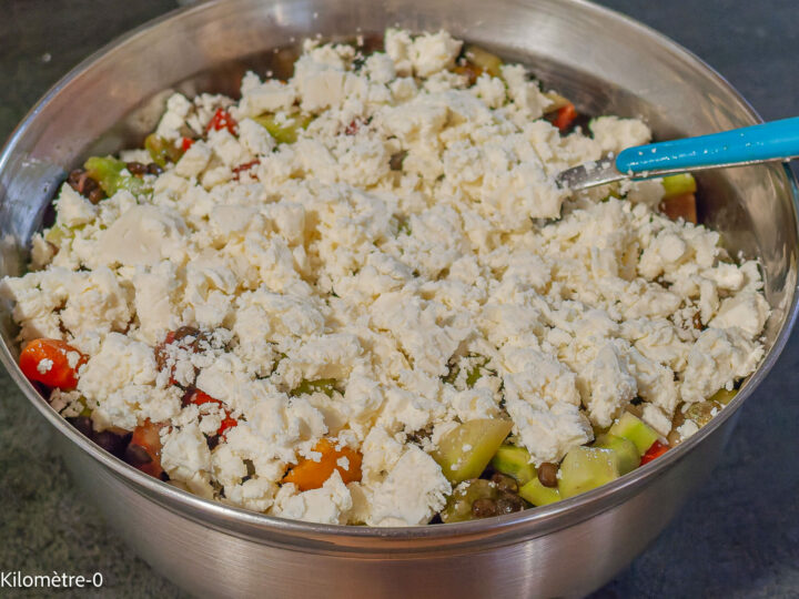 Salade de lentilles aux tomates, concombre, poivrons, câpres et feta : étape 10 — Emiettez la feta dessus.