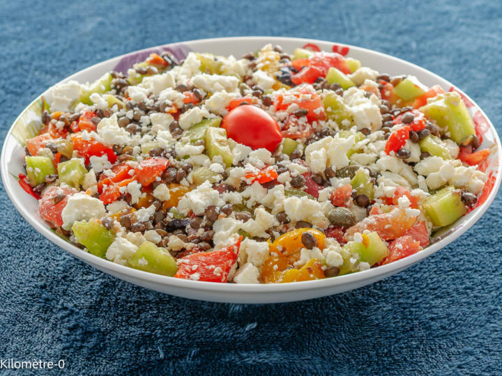 Salade de lentilles aux tomates, concombre, poivrons, câpres et feta : étape 11 — La version avec des câpres