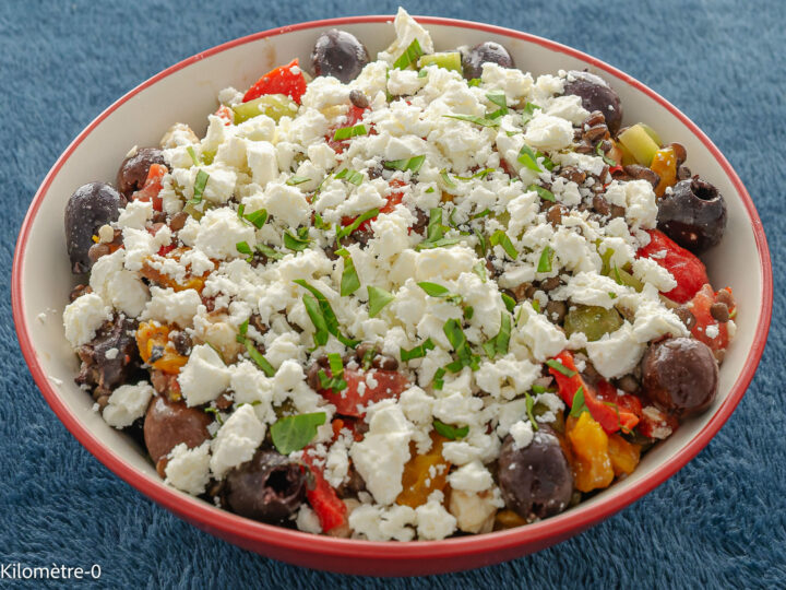Salade de lentilles aux tomates, concombre, poivrons, câpres et feta : étape 13 — La version avec les câpres et les olives.