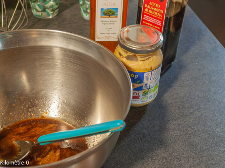 Salade de lentilles aux tomates, concombre, poivrons, câpres et feta : étape 5 — Mélangez le vinaigre balsamique avec la…