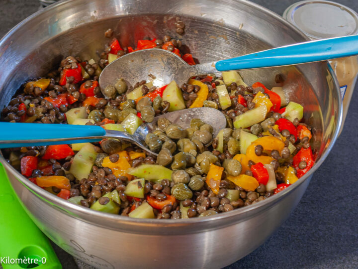 Salade de lentilles aux tomates, concombre, poivrons, câpres et feta : étape 7 — Ajoutez les câpres ...