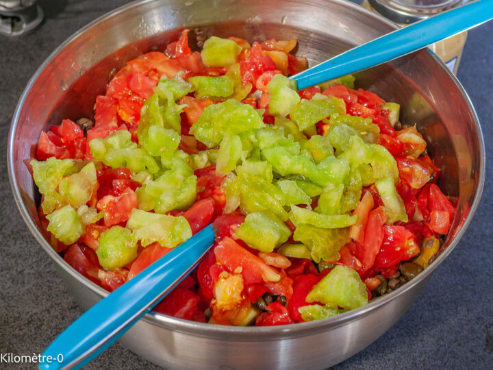 Salade de lentilles aux tomates, concombre, poivrons, câpres et feta : étape 8 — le concombre et les tomates coupées en…