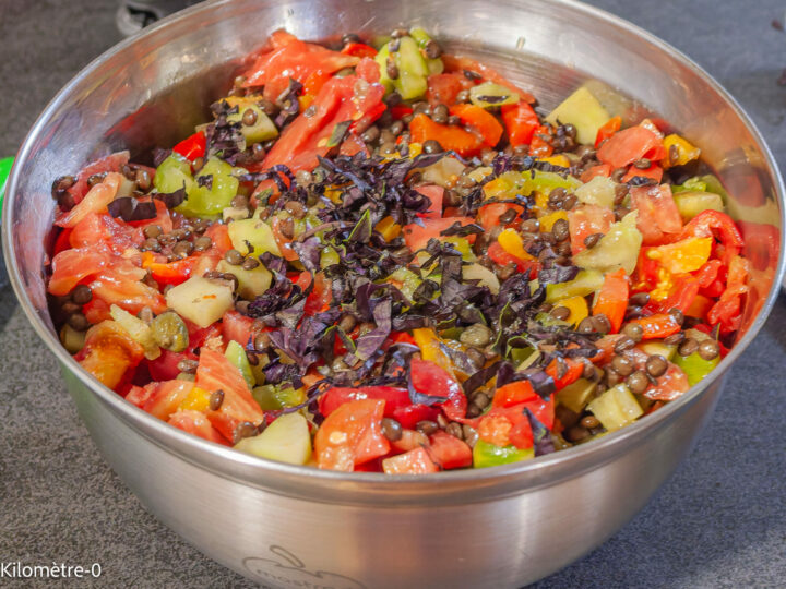 Salade de lentilles aux tomates, concombre, poivrons, câpres et feta : étape 9 — ...ainsi que le basilic ciselé.