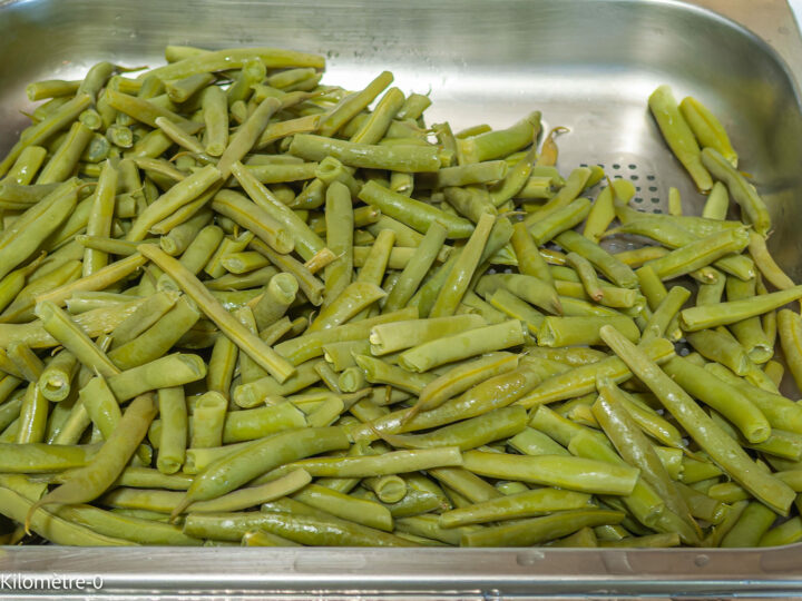 Salade de haricots verts à la feta et aux noix : étape 2 — Faites cuire au four vapeur les haricots verts 20 minutes à 100°…