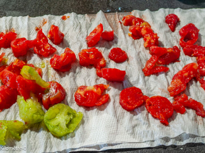 Salade de tomates, haricots rouges, maïs et haricots verts : étape 2 — Pelez les tomates, mettez-les dans du papier…